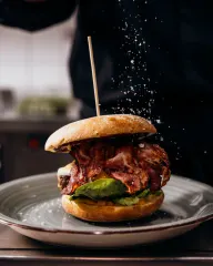 Burger im Restaurant 1stfloor in Brunnthal, Werbefoto von AINOVORA
