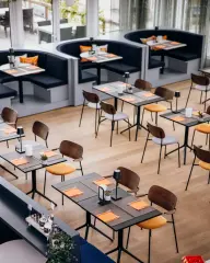Innenraum des Restaurants 1stfloor in Brunnthal, fotografiert von AINOVORA