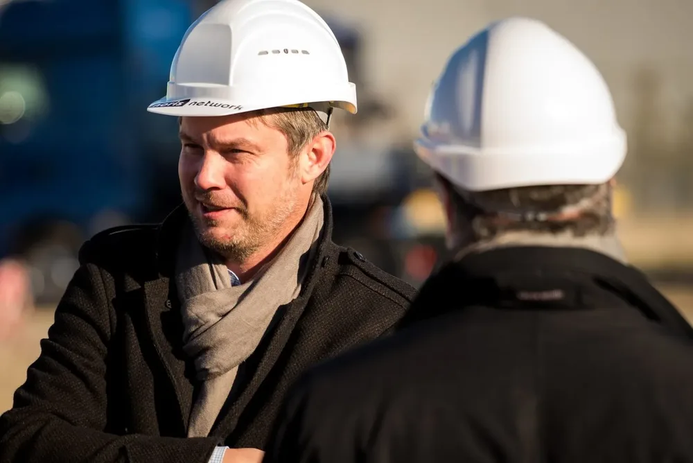 Speaker auf einer Bühne bei einem Firmenevent